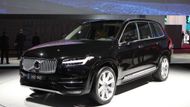 Volvo XC 90 má velmi uhlazený design. Je to skutečně velký vůz.