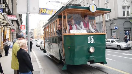 Nejstarší elektrická tramvaj znovu vyjela. Sarajevo si připomnělo výročí jízdou