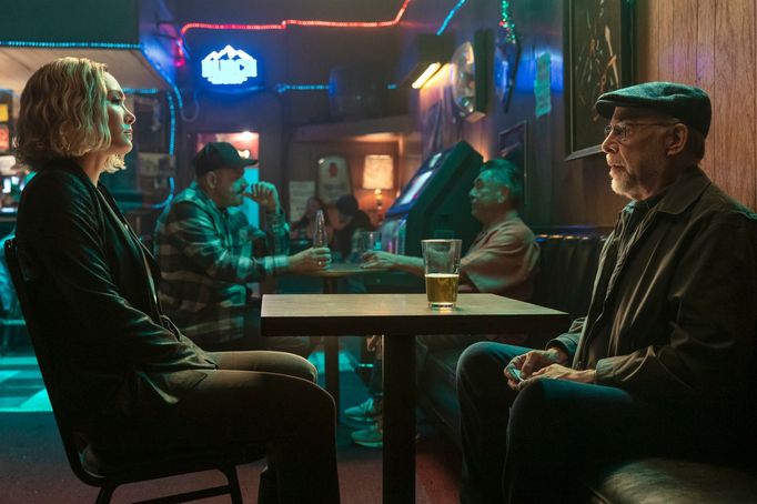 Daniella Pineda jako Anaïs a J. K. Simmons v roli Raye Kinga ve filmu Zúčtování 2.