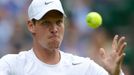 Český tenista Tomáš Berdych odráží míček během utkání s Lotyšem Ernestem Gulbisem v 1. kole Wimbledonu 2012