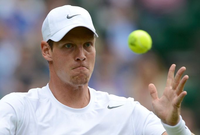 Český tenista Tomáš Berdych odráží míček během utkání s Lotyšem Ernestem Gulbisem v 1. kole Wimbledonu 2012