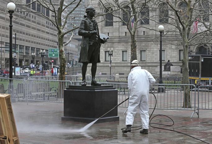 Boston Parks and Recreation employee Donald Ware washes down a sidewalk on Boylton Street as the city prepares to re-open the area to the general public in Boston Massachusetts, April 23, 2013. The street has been closed since last week's bombings at the Boston Marathon finish line. REUTERS/Pat Greenhouse/Boston Globe/Handout (UNITED STATES) Published: Dub. 23, 2013, 8:15 odp.