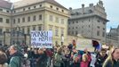 Demonstrace proti Petru Macinkovi jako možnému ministru životního prostředí na Hradčanském náměstí.