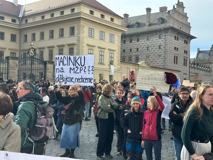 Demonstrace proti Petru Macinkovi jako možnému ministru životního prostředí na Hradčanském náměstí.