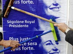 Mezi voliči afrického původu si nejlépe vede Segoléne Royalová s 57 procenty hlasů.