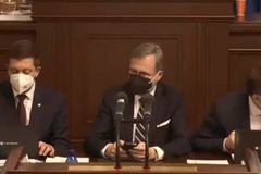 Mě už to taky s*re, postěžoval si Fiala ve sněmovně. Výrok zachytil mikrofon
