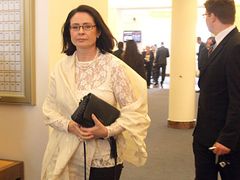 Předsedkyni sněmovny Miroslavě Němcové došla trpělivost. Radek John jí neodpovídal, tak oslovila Petra Lessyho.