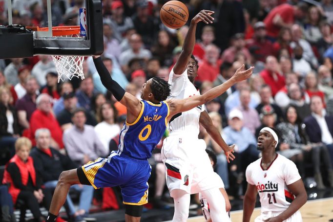 Al Farouq Aminu z Portlandu zablokoval nájezd McCawa z Golden State.