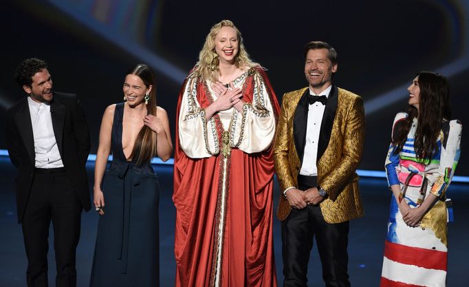 Na snímku zleva jsou Kit Harington, Emilia Clarkeová, Gwendoline Christieová, Nikolaj Coster-Waldau a Carice van Houtenová ze Hry o trůny.