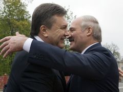 Před rokem v květnu se Lukašenko a Janukovyč takto objímali.