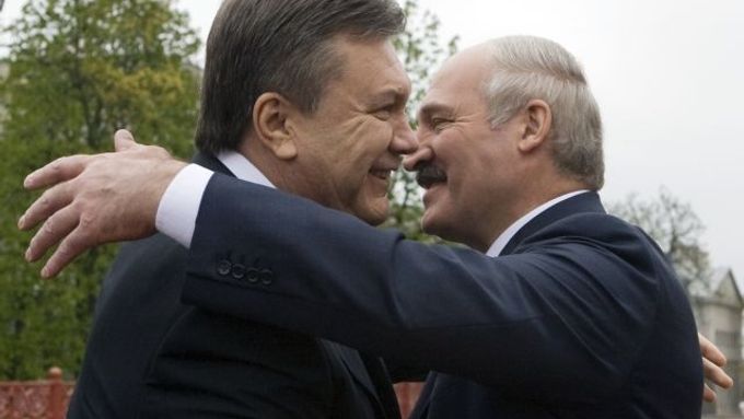 Prezidenti Ukrajiny a Běloruska Viktor Janukovyč (vlevo) a Alexandr Lukašenko se setkali 29.dubna v Minsku.