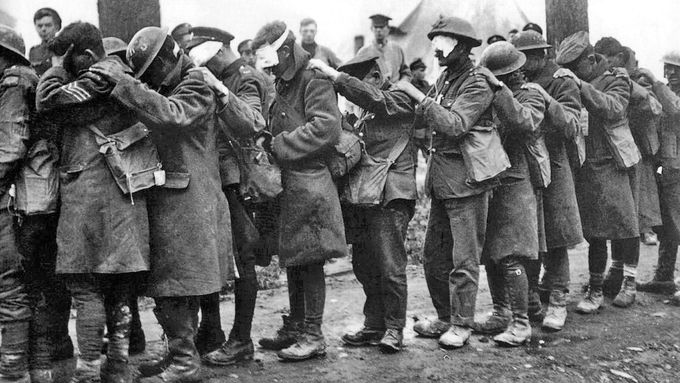 Britští vojáci zasažení bojovým plynem při německé ofenzivě ve Flandrech, 1918.