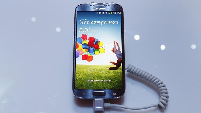 Firma dodávala Samsungu kryty a součástky do mobilních telefonů. Ilustrační foto.