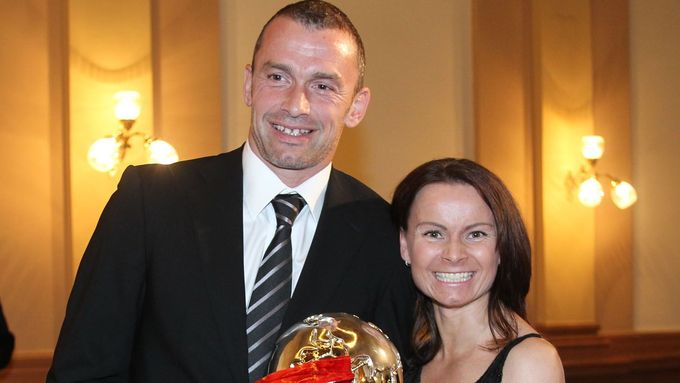 Mezi nejspokojenější páry na vyhlašování ankety Zlatý míč byli manželé Blažkovi. Gólman Jihlavy Jaromír si domů odnesl trofej pro nejlepšího brankáře.