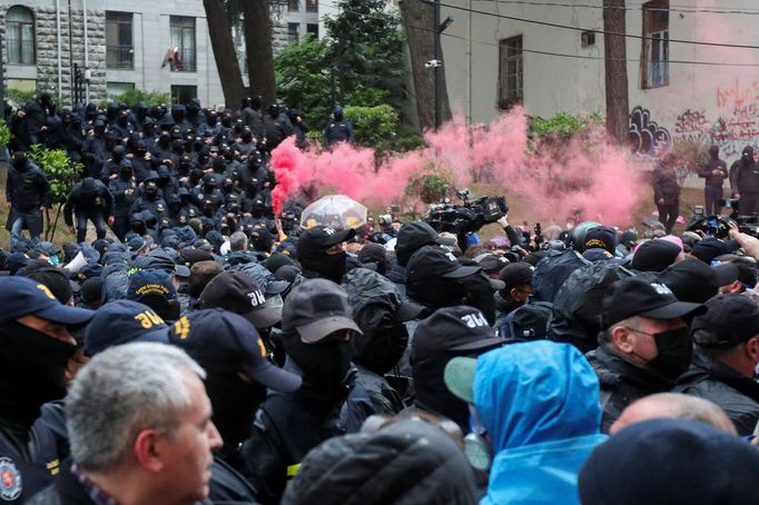 Gruzínci v Tbilisi protestují proti spornému návrhu zákona o zahraničním vlivu, snímek z 13. května 2024.