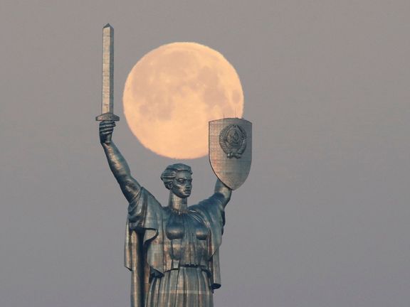Socha Matka vlast v ukrajinském hlavním městě Kyjevě, léto 2023.