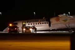 Pilot polského letadla dokázal ve Varšavě nouzově přistát bez předního podvozku