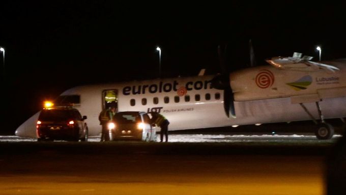 Pilot polského letadla dokázal ve Varšavě nouzově přistát bez předního podvozku