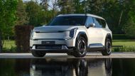 Novinkou na českém trhu je velké SUV Kia EV9, které disponuje rovněž funkcí V2L v základní výbavě. Nabízí se jako zadokolka nebo čtyřkolka s baterií o kapacitě bezmála 100 kWh a základní cenou 1 949 980 korun.