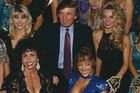 Trump postupně přešel z role pasivního kolemjdoucího do aktivní role a než se stal prezidentem, měl své televizní pořady, třeba byznysovou reality show The Apprentice. Podobně jako Reagan, který byl před vstupem do Bílého domu podstatnou část kariéry hercem, se vepsal do povědomí široké části veřejnosti a dokázal léta budovanou slávu patřičně využít ve svůj prospěch.