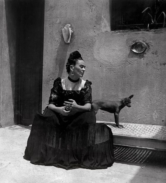 Snímek Fridy Kahlo od mexické fotografky Loly Álvarez Bravo z roku 1944.