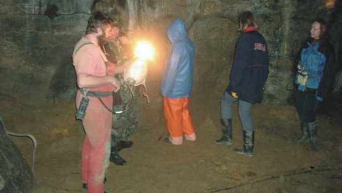 Jeskyňáři prozkoumávají prostory jeskyně Býčí skála.
