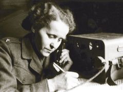 Ppor. Anna Benešová ve funkci velitele radiostanice, květen 1945.