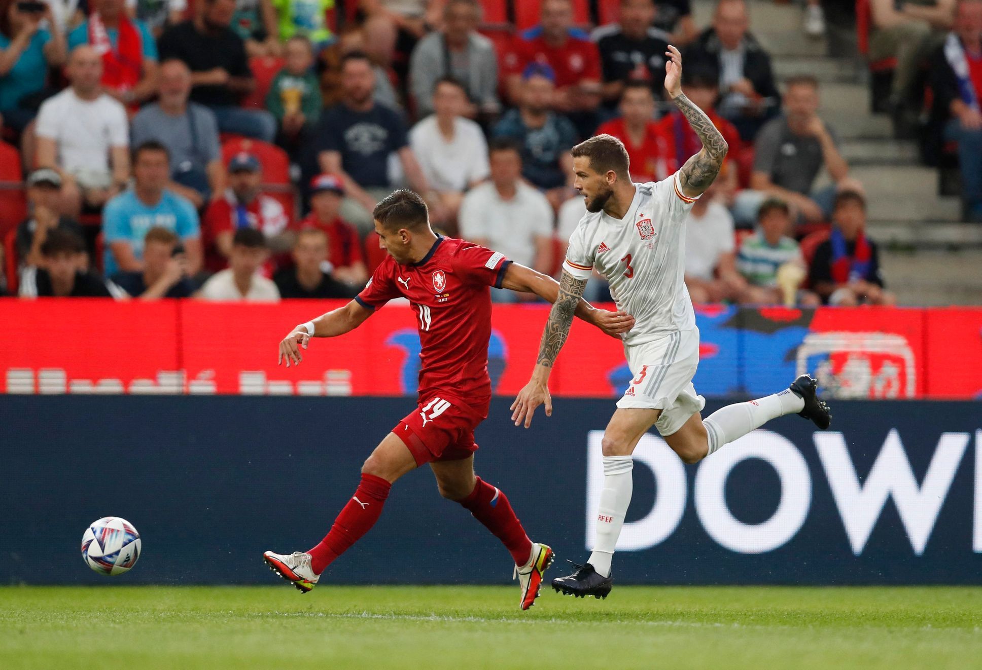 Ondřej Lingr a Inigo Martinez v zápase Ligy národů Česko - Španělsko