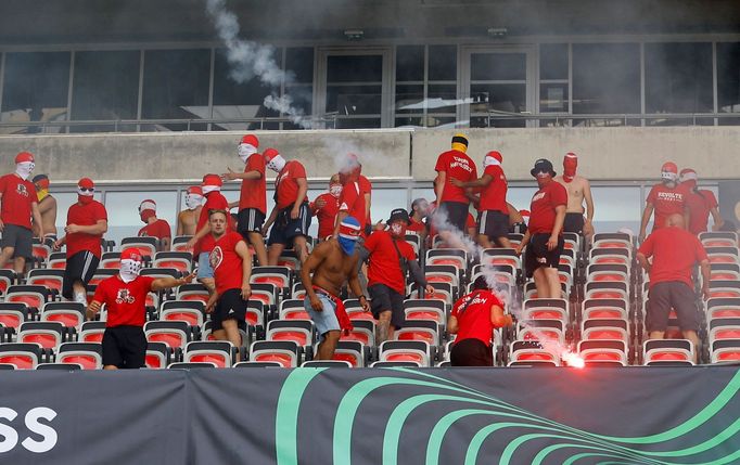 Soccer Football - Europa Conference League - Group D - OGC Nice v Cologne - Allianz Riviera, Nice, France - September 8, 2022 Fans clash before the match REUTERS/Eric Gai