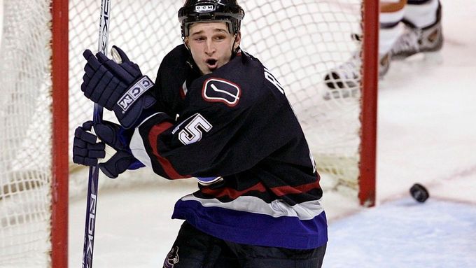 Rick Rypien slaví svůj první gól v zámořské NHL.