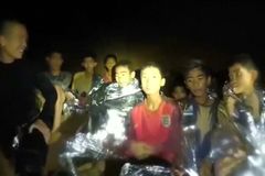 Uvěznění thajští chlapci dostávají v jeskyni první lekce z potápění. Pomoc čerpadly nabídli i Češi