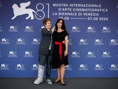 Anastasia Trofimovová (na fotografii s matkou) film uvedla na benátském festivalu.