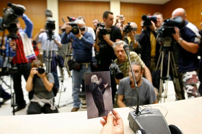 Malá černobílá fotografie Radovana Karadžiče byla centrem pozornosti na dopolední tiskové konferenci v Bělehradě.