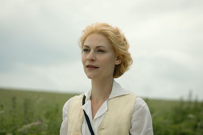 Claire Danesová jako Cora Seaborneová.