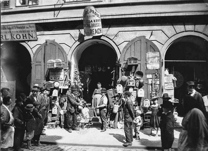 Pohled na dům čp. 27 (vetešnictví Mojžíše Reacha) v Josefovské ulici v Josefově před zbořením roku 1908.