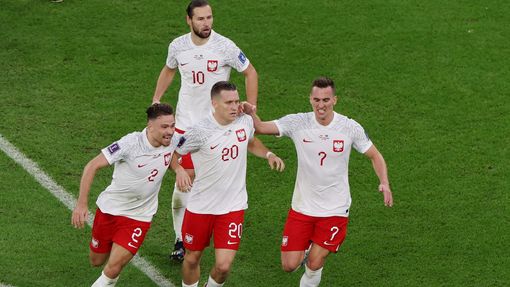 Poláci slaví gól v zápase MS 2022 Polsko - Saúdská Arábie