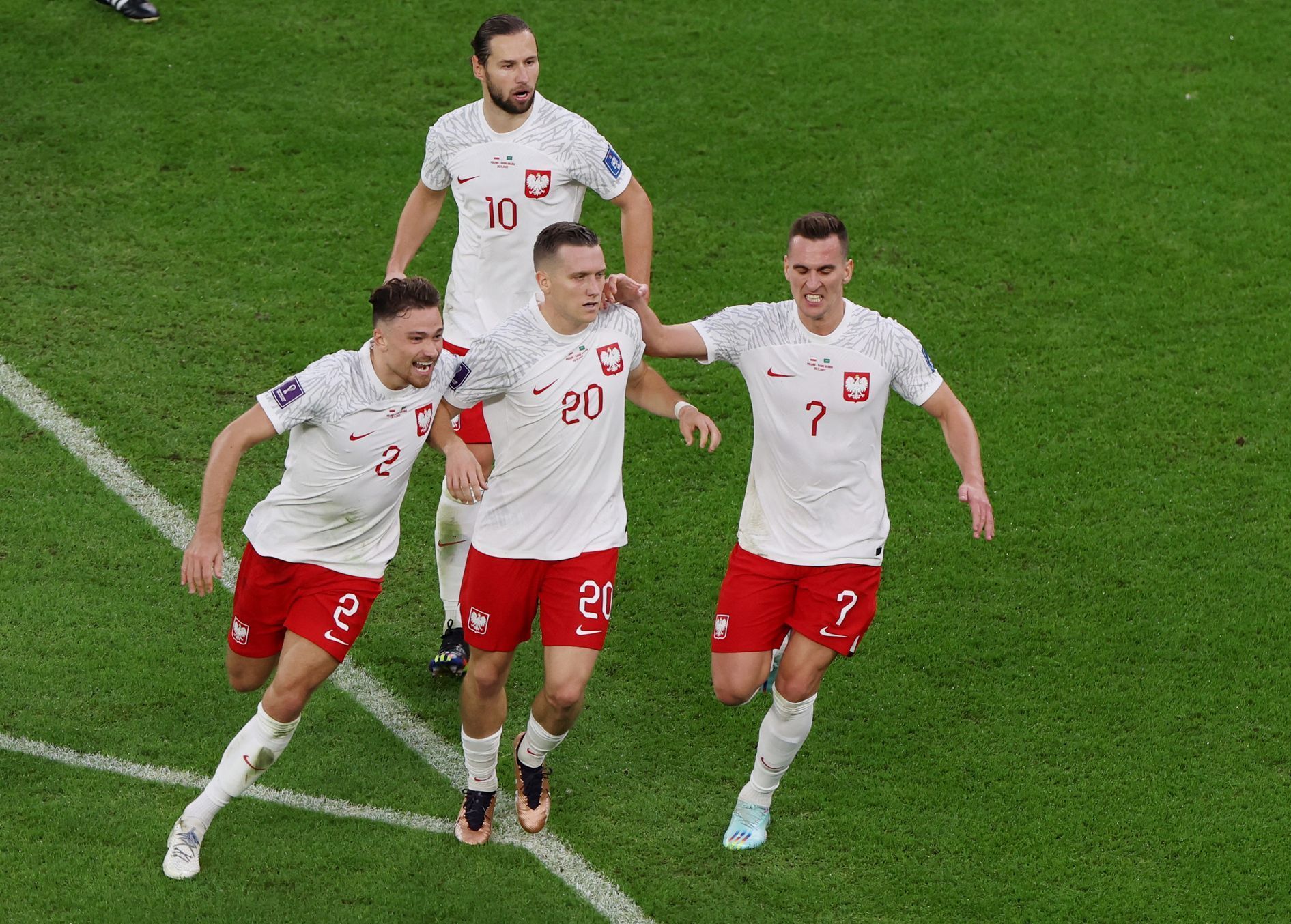 Poláci slaví gól v zápase MS 2022 Polsko - Saúdská Arábie
