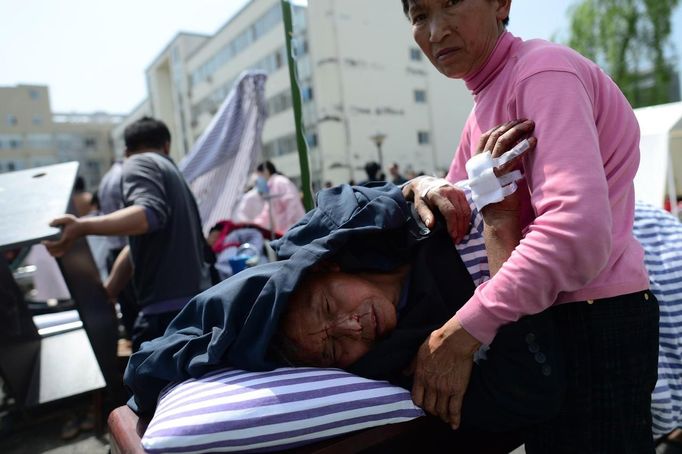 An injured man receives medical treatment at the People's Hospital after a strong earthquake hit Lushan county, Sichuan province, April 20, 2013, in this picture provided by Xinhua. The earthquake hit on Saturday morning, killing at least 102 people and injuring about 2,200. REUTERS/Xinhua/Jiang Hongjing (CHINA - Tags: DISASTER HEALTH) ATTENTION EDITORS � THIS IMAGE WAS PROVIDED BY A THIRD PARTY. NO SALES. NO ARCHIVES. FOR EDITORIAL USE ONLY. NOT FOR SALE FOR MARKETING OR ADVERTISING CAMPAIGNS. CHINA OUT. NO COMMERCIAL OR EDITORIAL SALES IN CHINA. THIS PICTURE IS DISTRIBUTED EXACTLY AS RECEIVED BY REUTERS, AS A SERVICE TO CLIENTS. YES Published: Dub. 20, 2013, 9:53 dop.