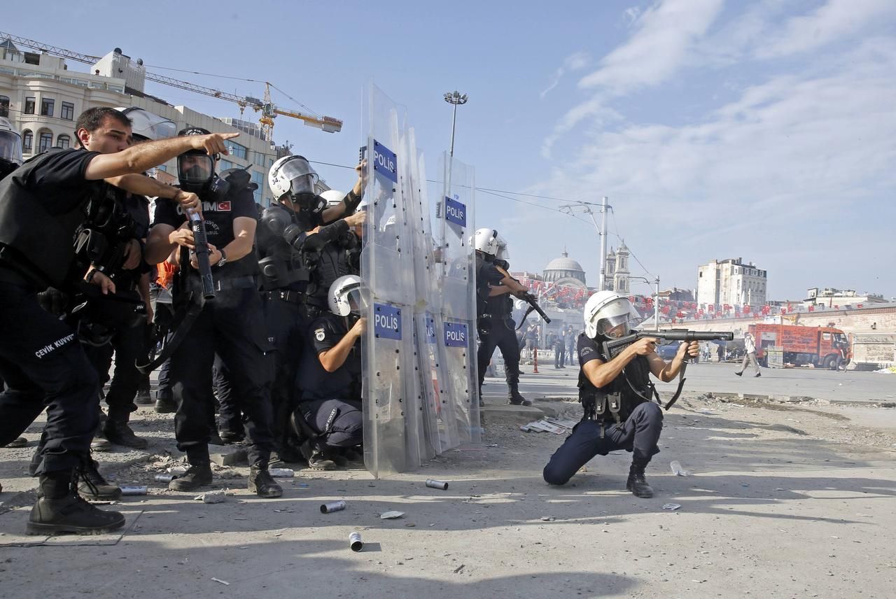 Turecko - Istanbul - Taksimské náměstí - policie - zásah