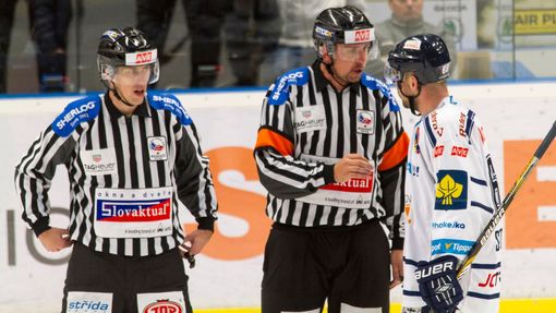 HC Vítkovice - HC Olomouc: rozhodčí Roman Mrkva a Vladimír Šindler