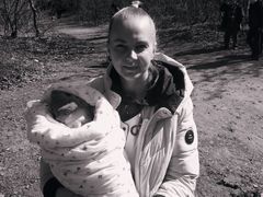 Lékařka Viktorija s malým novorozencem, kterého se snaží dostat do nemocnice v Kyjevě.
