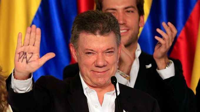 Juan Manuel Santos slaví obhajobu křesla prezidenta Kolumbie.