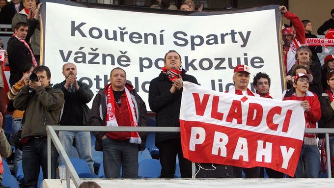 Fanoušci Slavie se na návštěvu svého pražského rivala dobře připravili.