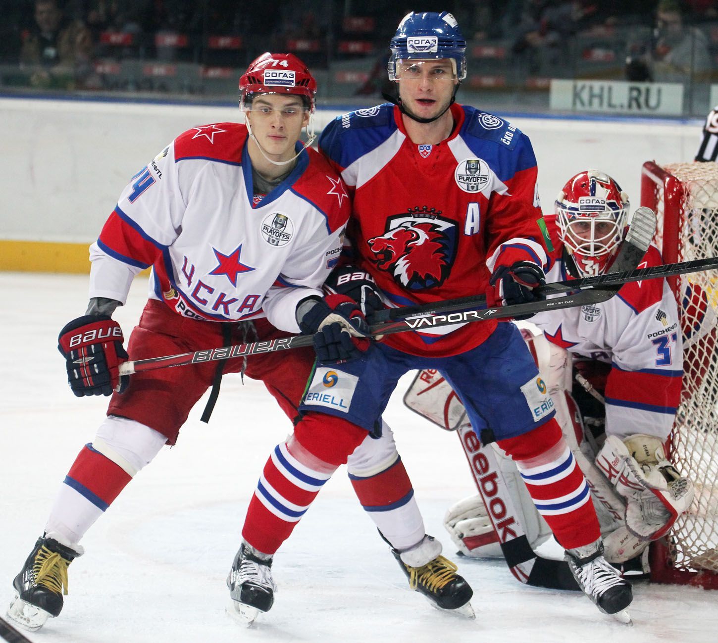 Hokej, KHL, Lev Praha - CSKA Moskva: Ondřej Němec - Nikolaj Prochorkin  a Rastislav Staňa (vpravo)