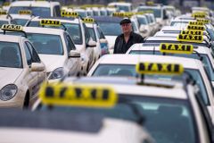 Evropská města ucpali taxikáři. Děsí je nová aplikace Uber