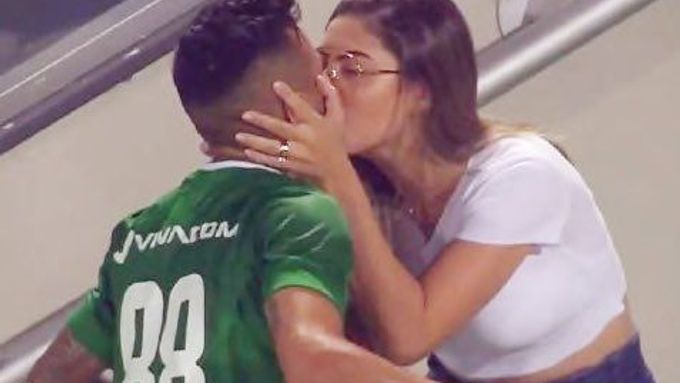 Brazilský fotbalista Wanderson si užívá sladké odměny od manželky