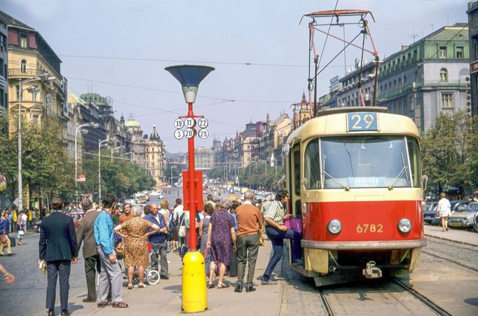 Historická fotografie zachycující provoz tramvajové linky na Václavském náměstí, která zde byla v provozu mezi lety 1884-1980.