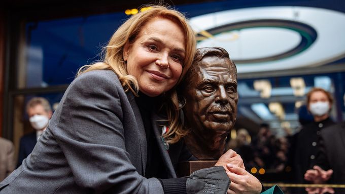 Dagmar Havlová při oslavách 17. listopadu 2021 na pražské Národní třídě s bustou exprezidenta Václava Havla.