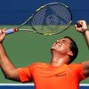 Španělský tenista Nicolas Almagro slaví vítězství nad Američanem Jackem Sockem ve 3. kole US Open 2012.