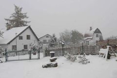 Orkán Bertie lámal stromy, v Česku znovu sněží